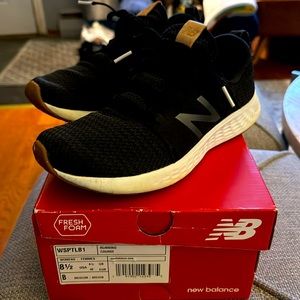 New Balance women’s 8.5 black sneaker